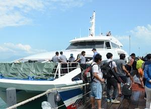 เรือนักท่องเที่ยว